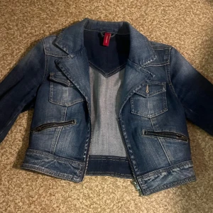 Jeans jacka - Vero Moda - Denim Vero Moda Jeans Jacka. Storlek M. Croppad jacka. Vintage jacka. Bra skick. *Skriv innan du trycker på köp nu!!!*. Fler bilder? - skriv. Pris går att diskuteras. 
