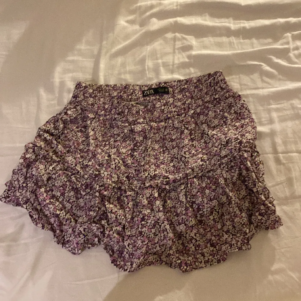 Jättefin blommig kjol med inbyggda shorts. Köpta från sellpy förra sommaren men är i gott skick. Säljer för att den blivit lite liten.. Kjolar.