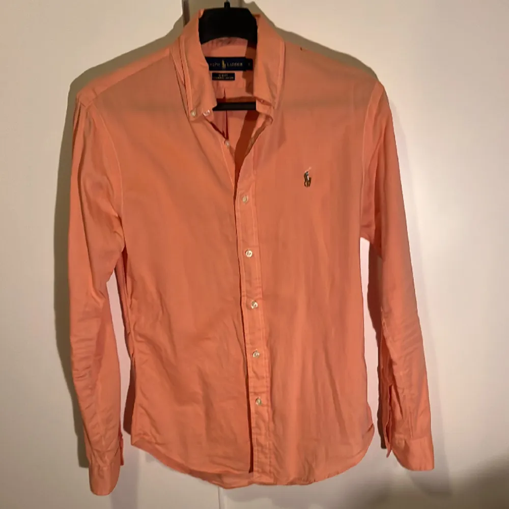 Svin snygg raffe skjorta storlek S. Perfekt skick. Kan sänka priset vid snabb affär. Färgen är en liten blandning mellan orange å rosa.. Skjortor.
