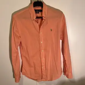 Svin snygg raffe skjorta storlek S. Perfekt skick. Kan sänka priset vid snabb affär. Färgen är en liten blandning mellan orange å rosa.
