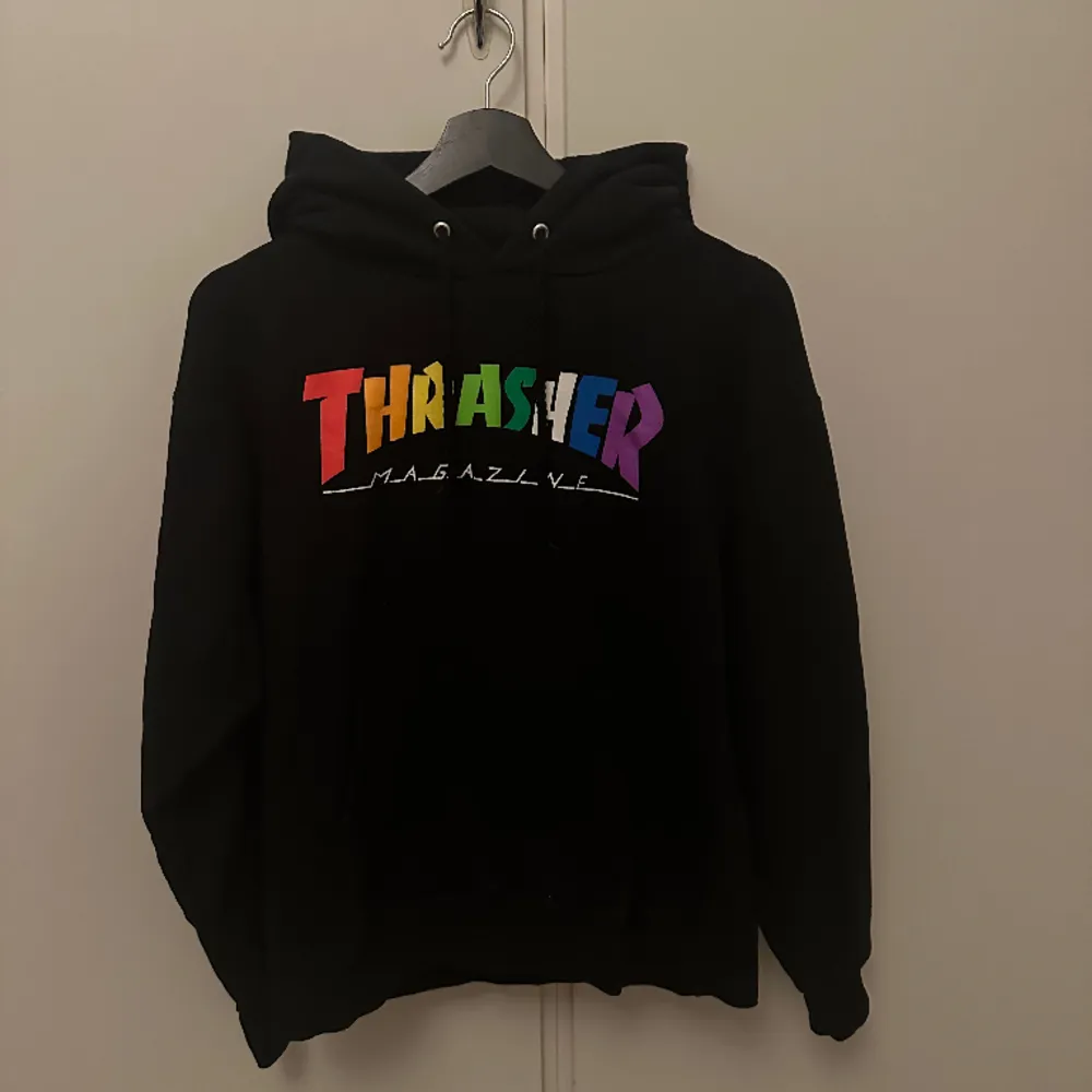 Jättefin hoodie ifrån Trasher i fint skick!  Säljes då den inte används längre  Köptes för 1000kr . Hoodies.