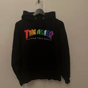 Jättefin hoodie ifrån Trasher i fint skick!  Säljes då den inte används längre  Köptes för 1000kr 