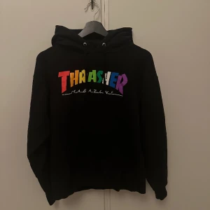 Trasher hoodie  - Jättefin hoodie ifrån Trasher i fint skick!  Säljes då den inte används längre  Köptes för 1000kr 