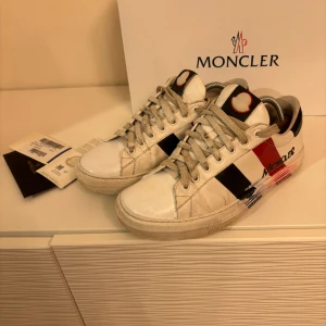 Moncler skor - Moncler skor storlek 41 Låda och lappar ingår! Färgen lite defekt som ni ser på bild men annars inget annat. 
