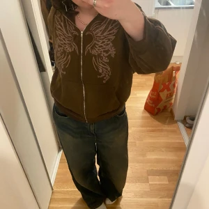 Y2k zipup hoodie  - Skitsnygg hoodie i bra skick! Storlek L men har krympt, så skulle säga storlek S/M. 