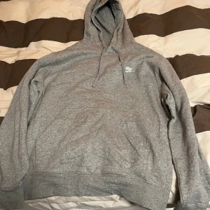 Nike hoodie storlek M herr modell  - Nike hoodie storlek M herr modell, cirka 1 år gammal i perfekt skick och säljs för att jag har vuxit ur den