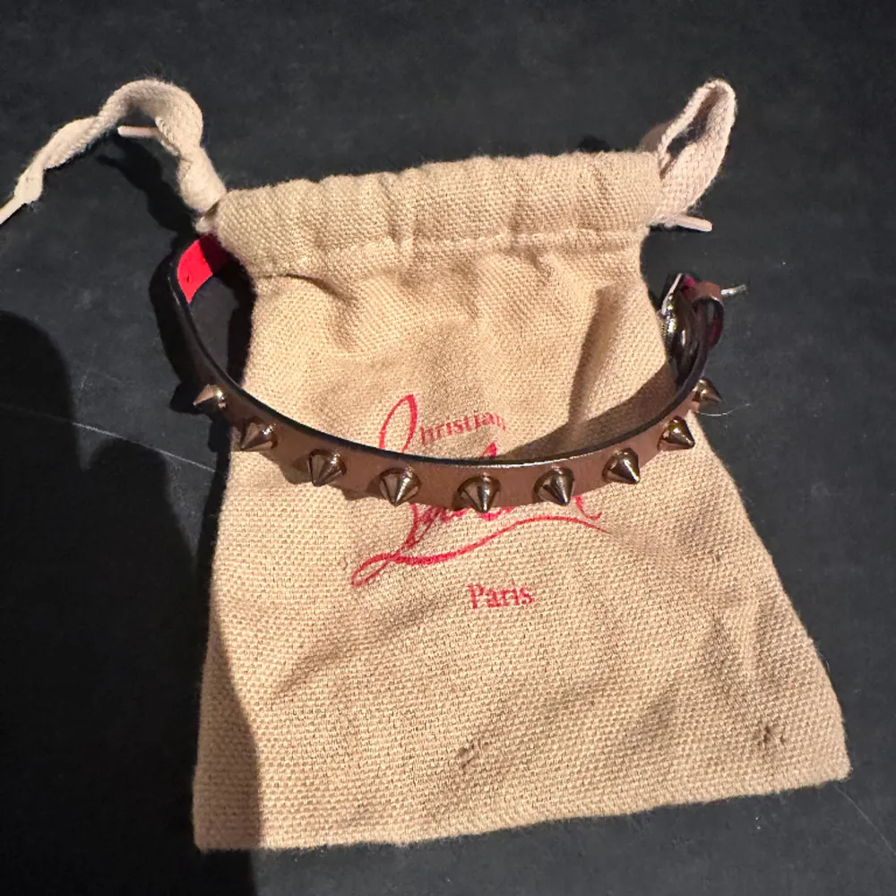 Säljer detta feta Christian Louboutin Loubilink spik armband. Köpt på deras hemsida, äkta. Kommer inte till användning. Det är i väldigt bra skick. Det kostar 2500kr nytt. Skriv vid intresse. Pris kan diskuteras. Accessoarer.