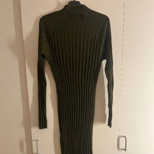 Långklänning från Mango! - Långklänning i färgen mörkgrön från Mango! Prislappen är fortfarande kvar! Modellen är mycket mjuk och stretch! Köparen står för frakten 📦📦