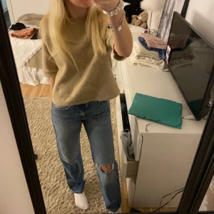 Blåa jeans - Mörkblå jeans med ett hål från pull and bear. Aldrig använda och köpa för kanske två år sedan😍skriv för frågor