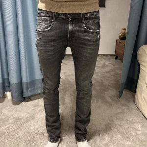 Replay Anbass Aged 05 - Säljer nu dessa mörkgrå replay jeansen åt min kille. Jeansen är helt nya med alla lappar kvar, säljer pågrund av att dem var för små och returtiden tyvärr hunnit gå ut. Skriv privat för frågor eller mer bilder🤍köparen står för frakten