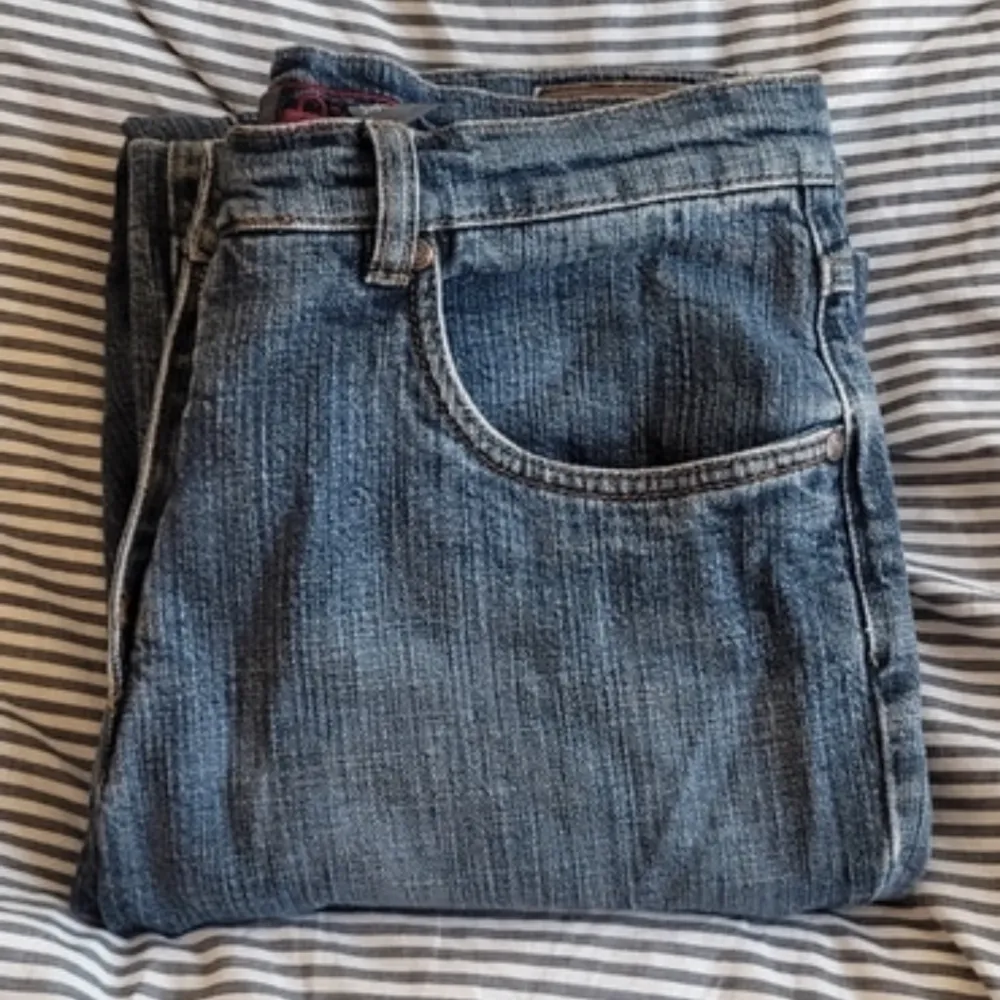 Fina low waist jeans som inte passade  Storlek 38 . Jeans & Byxor.