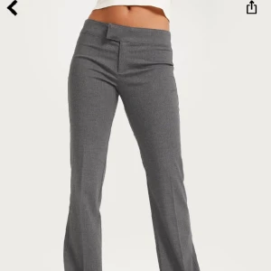 Kostymbyxor  - Slutsålda kågmidjade kostymbyxor från Nelly i storlek 32. Har vanligtvis storlek xs/34 men dessa sitter verkligen perfekt!. 