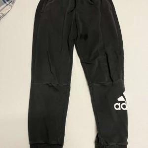 Adidas mjukisbyxor - Svarta adidas mjukisbyxor, bra skick har inte kommit till användning. Storlek S, lägga egna prisförslag.