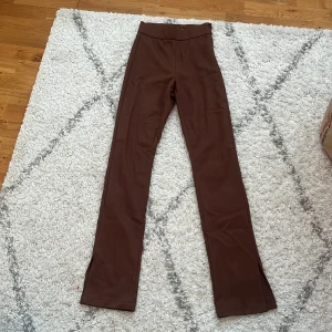 Komstymbyxor från kollektionen BiancaxNelly - Superfina kostymbyxor från kollektionen BiancaxNelly. Använda ett fåtal gånger, skriv om frågor🤎