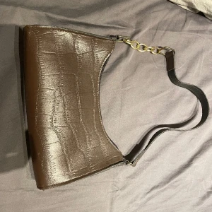 Handväska - Superfin brun handväska, inga defekter eller skador. Knappt använd