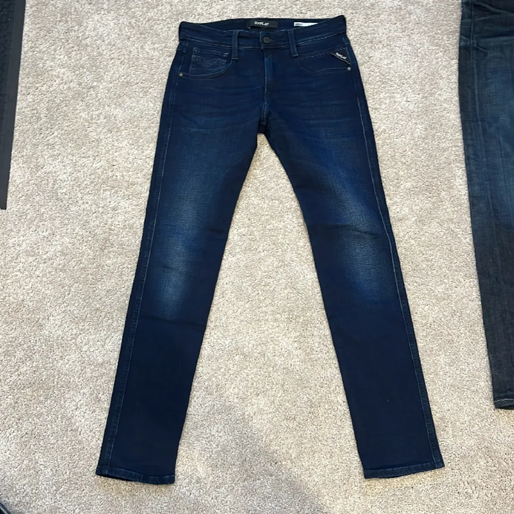Ett par tvär snygga replay anbasss jeans i toppskick storlek 28/30💯💯 Skriv vid minsta fundering👍. Jeans & Byxor.
