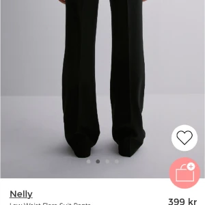 Svarta plysch byxor från Nelly  - Säljer mina helt oanvända byxor från Nelly med lappen kvar och ändats testade💗 säljer pågrund av att dem inte kommer till andväning 💗köptes för 400kr💗pris kan diskuteras💗 hör av er vid frågor/intresse 💗
