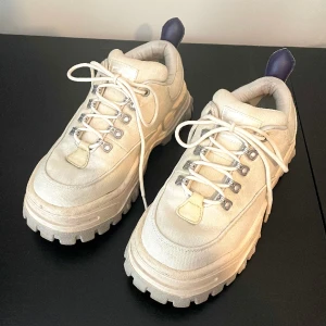 Eytys Angel Canva Sneaker - Vänster sko har en fläck på insidan (se bild 2), annars bra skick. 