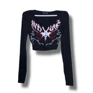 Cool långararmad croptop  - En cool långarmad crop top i bra skick. Tvättar innan jag postar/träffar upp. Har du frågor, vill ha fler bilder/bilder på, prisförslag eller annat tveka inte att höra av dig 