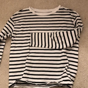 Tröja  - Långärmad randig tröja. Använd några gånger men i väldigt bra skick