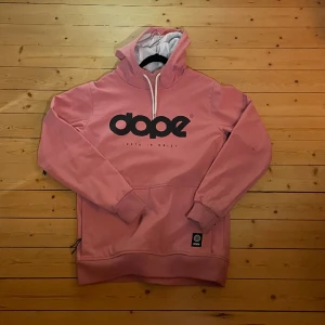 dope - Säljer denna dope jackan i okej skick, perfekt nu till vintern! 💕 För frågor kontakta mig. Säljer för 350 men priset kan ändras! Köparen står för frakt och tar helst swish 🫶🏻