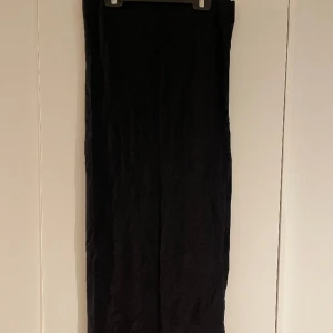 Midikjol  - Midikjol med hög slits  Storlek: M Köpt på Bershka  Aldrig använd