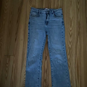 Blå Zara Jeans  - Blåa Zara Jeans i storlek 36. Väl använda utan fläckar eller skavanker. 