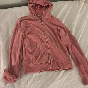  Jumper -  Den är jätteskön fin färg den här Är lite gammal men den jättefin jätteskön