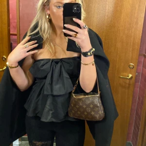 Rosett topp!   - Säljer denna rosett topp! Använd fåtal gånger❣️