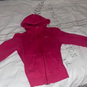 Perfekt för dig som älskar rosa. En zip hoodie/kofta Nike som är helrosa.  Använd endast 3 gånger och har inga hål eller fläckar. 