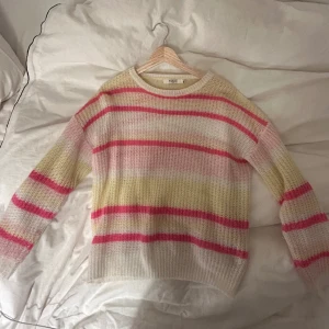 Tjocktröja  - En fin och färgglad tjocktröja från Daphnes som är nästintill oanvänd!