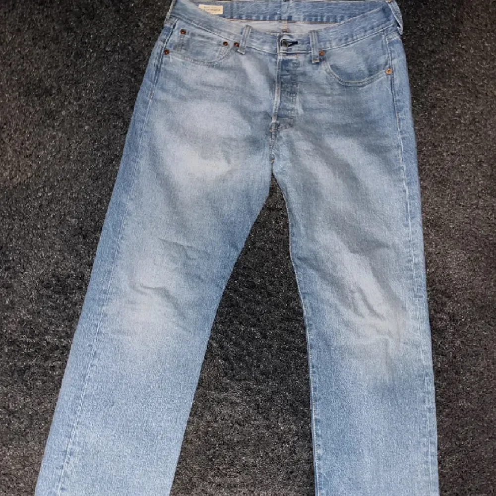 Ljusblå Levis 501 jeans i storlek 33/30. Nyskick, använda endast 1-2 gånger. . Jeans & Byxor.