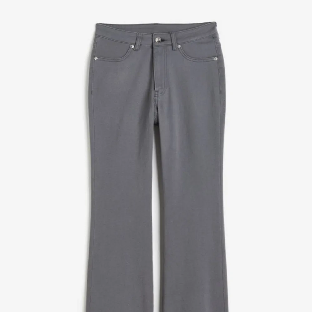 Ett par ljusgråa jeans från h&m, aldrig avdända prislapp kvar, storlek 36 bootcut. Säljer då jag köpte fel storlek, köpta för 199:- sälger för 150:-. Farkut & Housut.