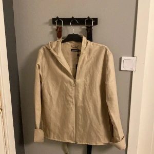 J.Linderberg overshirt - J linderberg linne overshirt/hoodie Nyskick 10/10 Aldrig använd Nypris: 2200kr Mitt pris: 1000kr