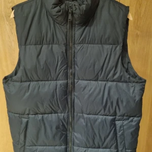 Everest täckväst - Väst från Everest i nyskick. Använd max 2 ggr. Storlek XS herr/unisex.