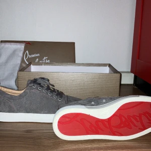 Louboutin skor  - Säljer nu min polares riktigt snygga loubs i färgen grå endast använda två gånger så 9/10 skick! Det är storlek 40 men sitter som 41/42! Är lite osäker på autenciteten därav priset. Dustbag,box och annat ingår! Skriv för fler funderingar!