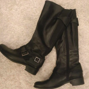 Gabor stövlar  - Supersnygga knähöga Gabor stövlar i läder. Använd 1 gång och framstår i nyskick . Nypris 1850;-
