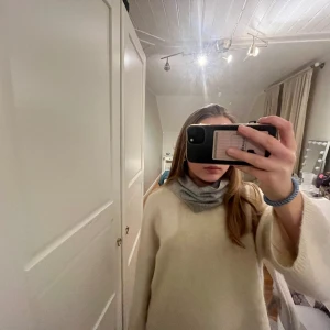 Kashmir buff - Säljer denna egen sydda buffen i 100% Kashmir! Så snygg och skön! Den är ganska stor i storleken🥰💞