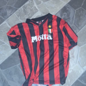 Milan retro - Köpt på jd för 600 kr knappt använd 