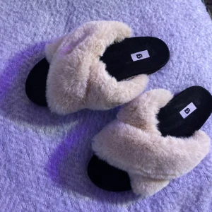 Tofflor  - Oanvända fina tofflor från Gina tricot