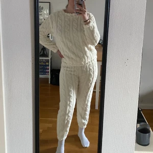 Fluffigt set  - Mysigt fluffigt set med långbyxor och långärmad tröja.  Stl M men byxorna är lite korta på mig som är 174cm:( Helt nytt och oanvänt, endast testat!