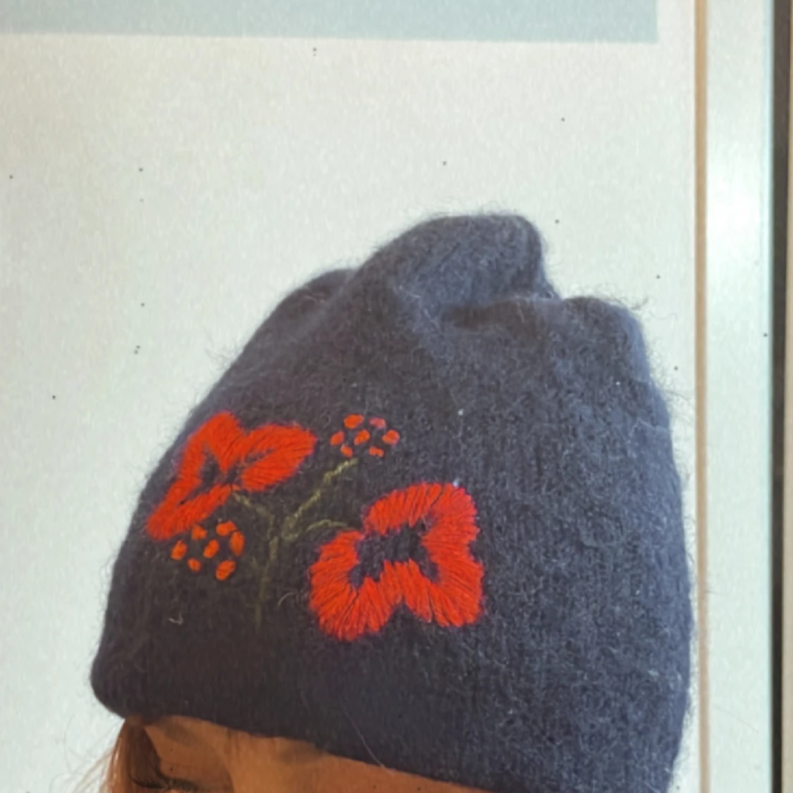 Handgjord Broderad mössa i ull  - 90