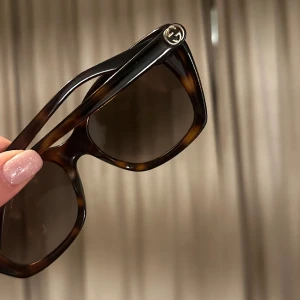 Gucci solglasögon havanna - Köpte på zalando för ca 2 år sedan. Köptes för 1570, säljer för 700. De är i bra men använt skick. Pris kan diskuteras vid snabb affär. (Digitalt kvitto via Mail går att få) 