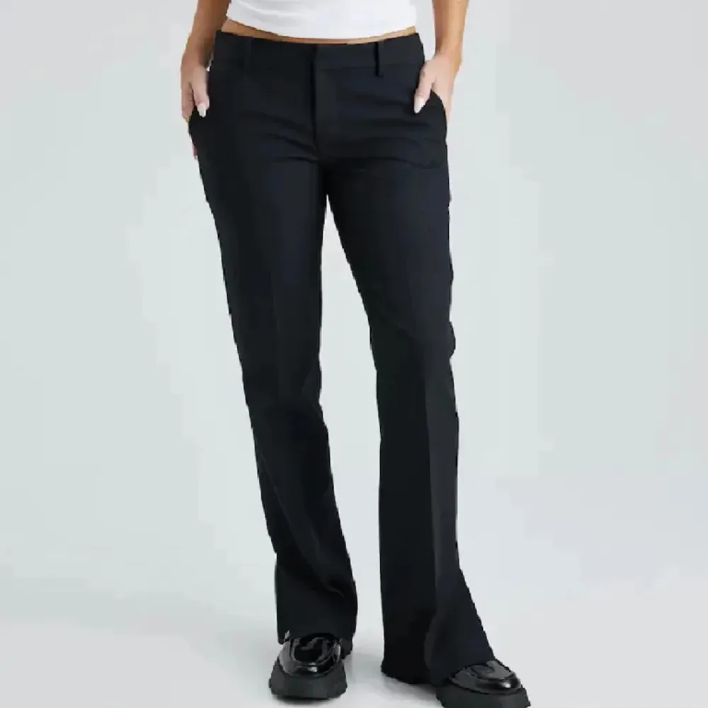Kostymbyxor från bikbok säljer pågrund av att de var för stora har inga defekter💗. Jeans & Byxor.