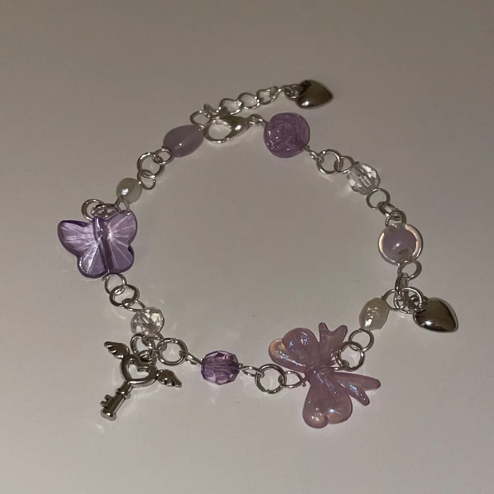Fint handgjort armband med lila pärlor. Tryck på köp nu om du vill köpa💜. Accessoarer.