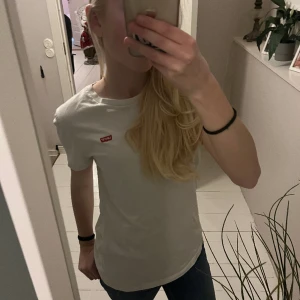 Levi’s t-shirt  - Fin Levi’s t-shirt, använd helt okej mycket men bra skick, stolek s men jag har i vanliga fall xs och den passar på mig, nypris är ungefär 190kr  KÖPARE STÅR FÖR FRAKT