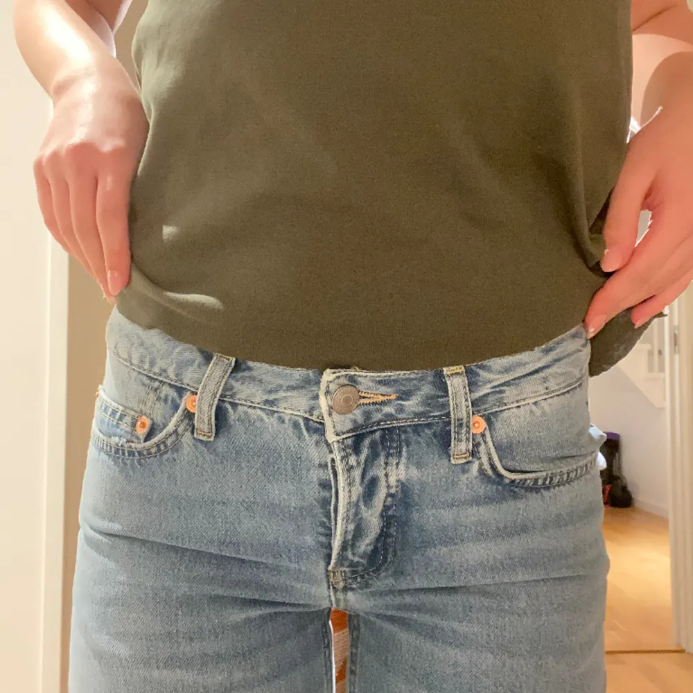 Lågmidjade straight jeans från lager 157, storlek xs De är klippta där nere, och passar mig som är 160 i längden perfekt💞  . Jeans & Byxor.