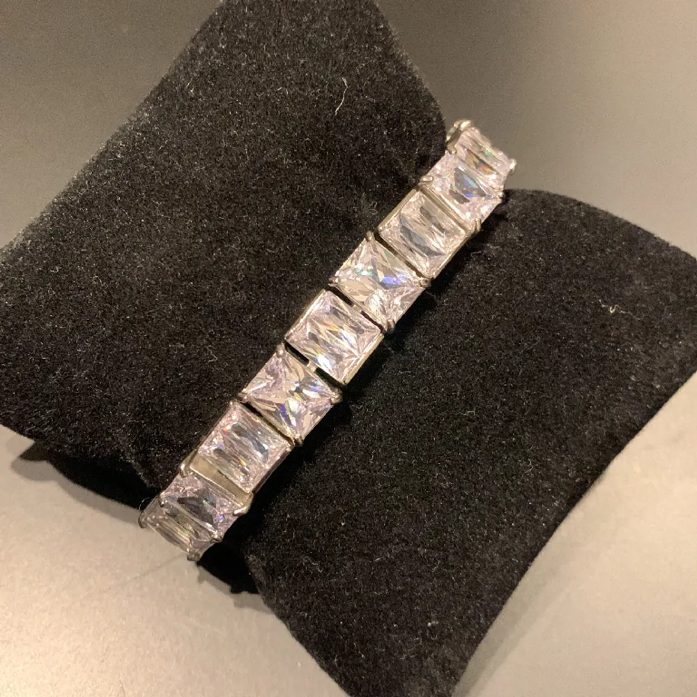 Diamantarmband i silver med strass och stenar runt hela (inte äkta om någon undrar) . Accessoarer.