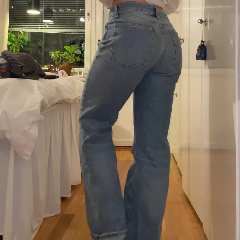 Sjukt snygga jeans fråm zara. Långa i benen så för mig som är 167cm måste jag vika upp dom, lika snyggt det också dock! . Jeans & Byxor.