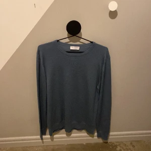 Tiger of Sweden Tröja  - En stilren pullover från Tiger of Sweden. Fint skick, endast använd fåtal gånger. 100% ull. Hör av er om ni har några frågor eller funderingar! 